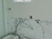 065 - Banheiro Revestido em Mármore Branco Carrarinha